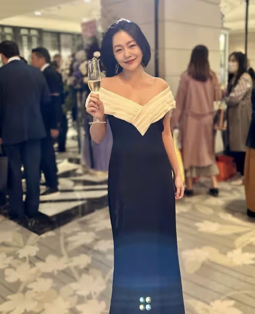 小S攜媽媽和3個女兒參加婚禮,三姐妹穿扮好成熟,一個比一個漂亮