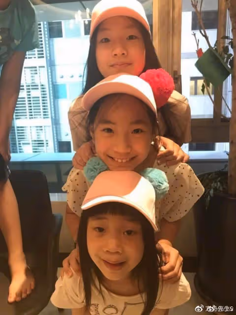 小S攜媽媽和3個女兒參加婚禮,三姐妹穿扮好成熟,一個比一個漂亮