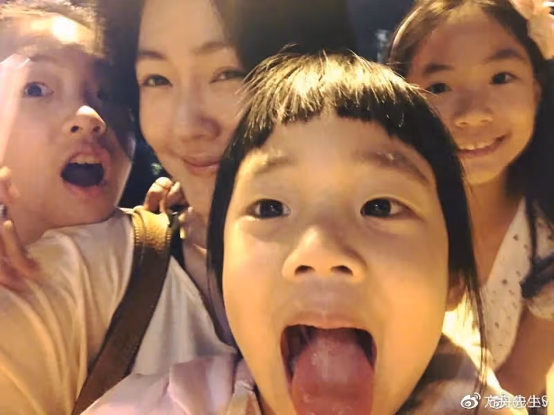小S攜媽媽和3個女兒參加婚禮,三姐妹穿扮好成熟,一個比一個漂亮