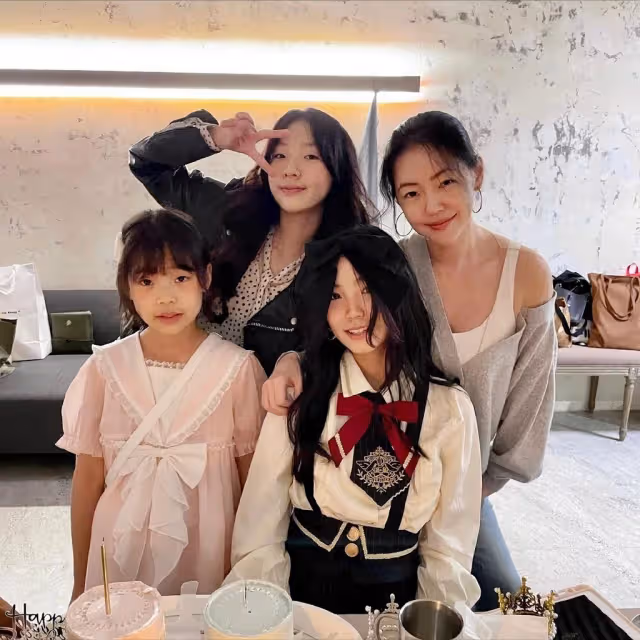 小S攜媽媽和3個女兒參加婚禮,三姐妹穿扮好成熟,一個比一個漂亮
