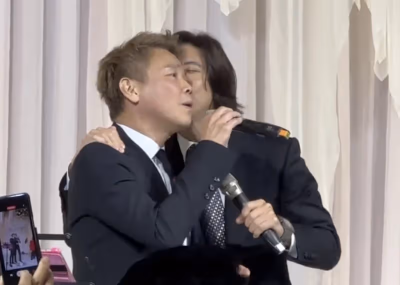 小S攜媽媽和3個女兒參加婚禮,三姐妹穿扮好成熟,一個比一個漂亮