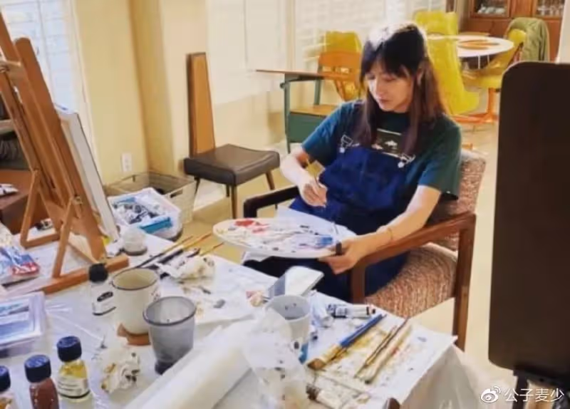 49歲徐靜蕾疑懷孕?衣著寬鬆有孕味,與黃立行相戀14年仍未婚
