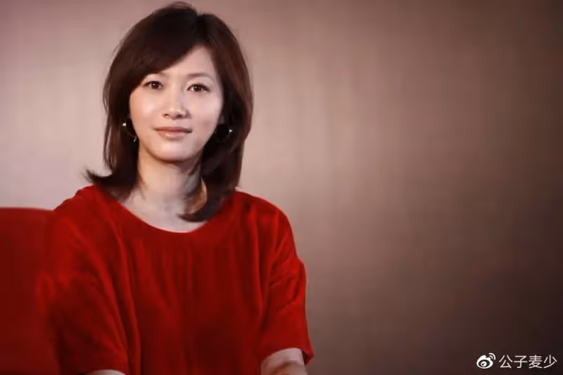 49歲徐靜蕾疑懷孕?衣著寬鬆有孕味,與黃立行相戀14年仍未婚