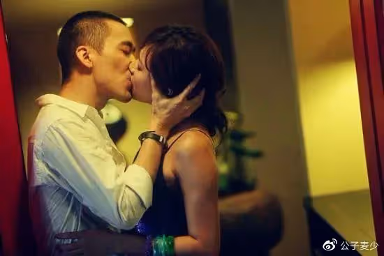 49歲徐靜蕾疑懷孕?衣著寬鬆有孕味,與黃立行相戀14年仍未婚