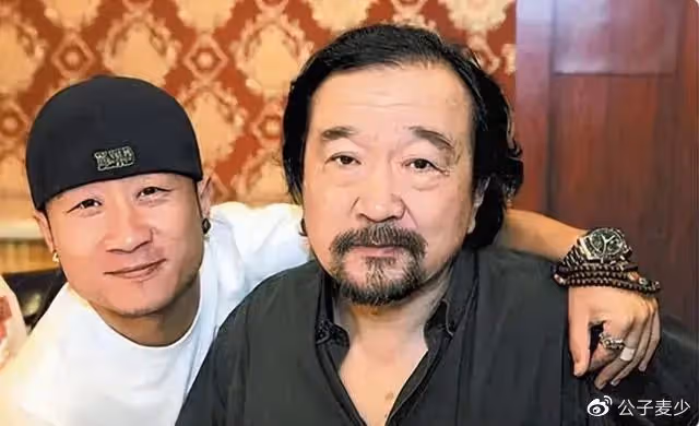 李保田兒子精神狀態引擔憂!渾身紋身在家亂蹦,被網友嘲笑有個好爹