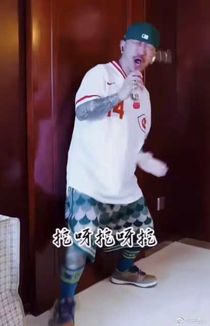 李保田兒子精神狀態引擔憂!渾身紋身在家亂蹦,被網友嘲笑有個好爹