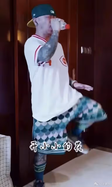 李保田兒子精神狀態引擔憂!渾身紋身在家亂蹦,被網友嘲笑有個好爹