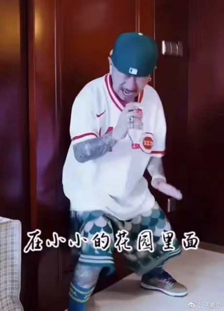 李保田兒子精神狀態引擔憂!渾身紋身在家亂蹦,被網友嘲笑有個好爹
