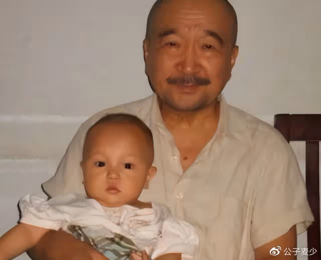 李保田兒子精神狀態引擔憂!渾身紋身在家亂蹦,被網友嘲笑有個好爹