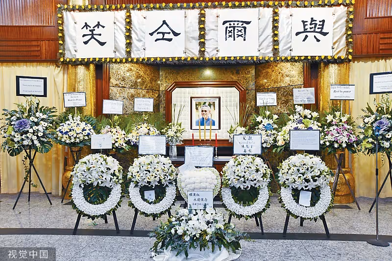 演員吳耀漢逝世,47歲兒子滿頭白髮悲痛不已