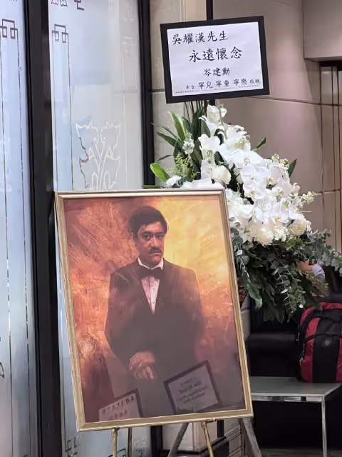 演員吳耀漢逝世,47歲兒子滿頭白髮悲痛不已