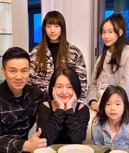 小S仨女兒近照曝光,次女韶恩顏值高,長女已出道,許老三嬰兒肥