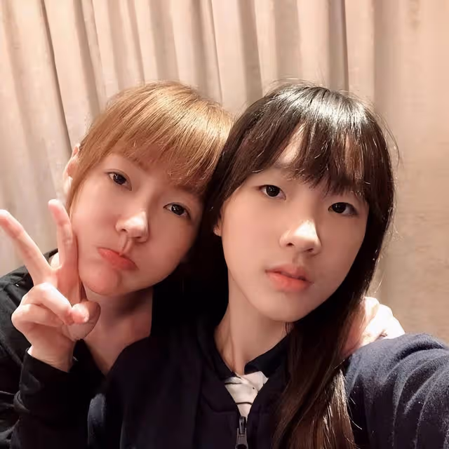 小S仨女兒近照曝光,次女韶恩顏值高,長女已出道,許老三嬰兒肥