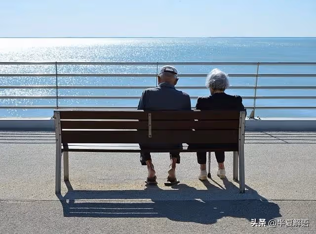 兒媳要求婆婆上交工資卡，招待老姐妹一次後，婆婆掛失工資卡走人