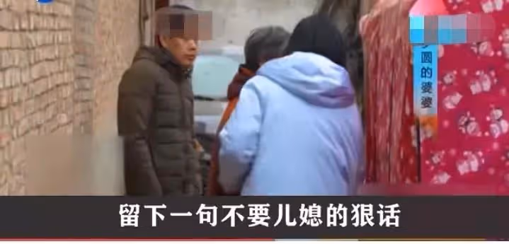 兒子聽信媽媽的話趕走剛生完孩子的妻子,親戚:他是個媽寶男