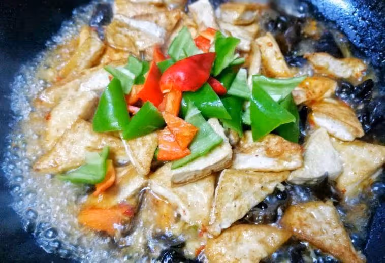 煎豆腐時,不要直接用油煎!多做一步,不粘鍋不破皮,香嫩不易碎
