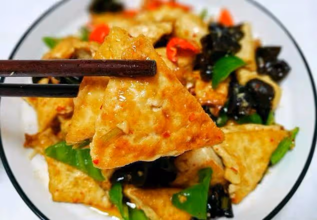 煎豆腐時,不要直接用油煎!多做一步,不粘鍋不破皮,香嫩不易碎