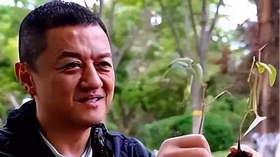 李亞鵬實慘！北京小院被剷平，急得額頭鼓包，網友：都是自作自受！