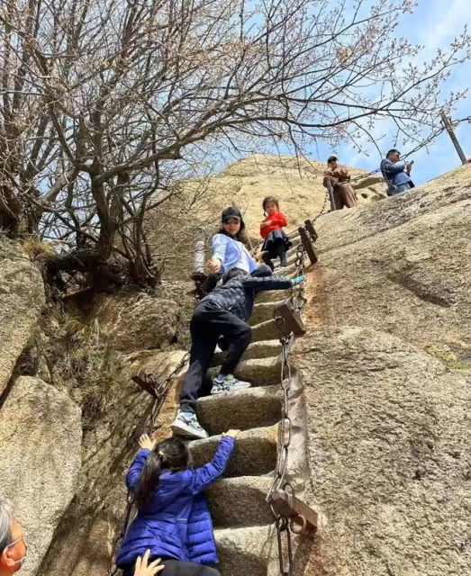 39歲霍啟山隨郭晶晶夫婦參加活動，未婚重事業，以大嫂為擇偶標準
