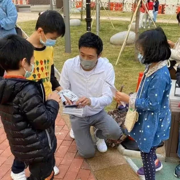 39歲霍啟山隨郭晶晶夫婦參加活動，未婚重事業，以大嫂為擇偶標準
