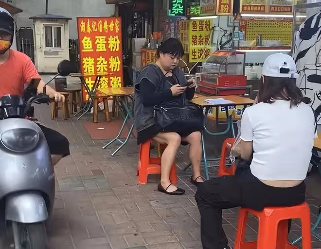 一天9頓！TVB女星吃路邊攤，體重200斤引人擔憂，定居內地成富婆