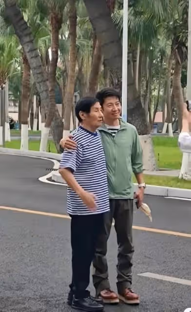 撒貝寧陪父親回故里，父子倆共用一張臉，母親10年前因腦溢血去世