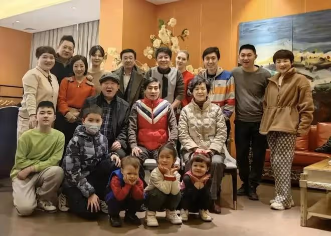 撒貝寧陪父親回故里，父子倆共用一張臉，母親10年前因腦溢血去世