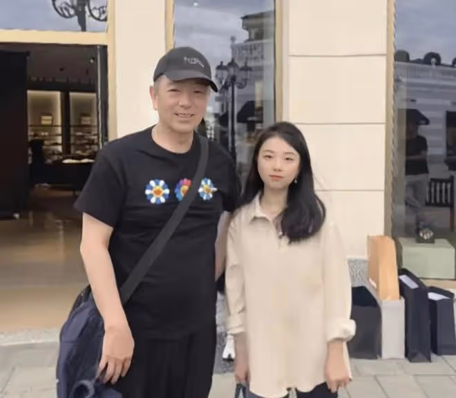 老戲骨張晨光在義大利被偶遇,頭髮灰白面容憔悴,疑全家移民國外