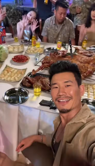 演員嘎子:入戲太深,把道具槍帶入飯店把客人嚇跑,被保安趕出門