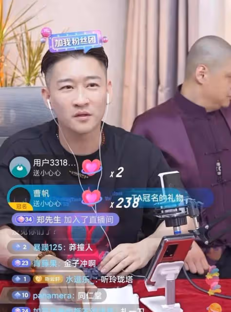 曹雲金直播成功後,何雲偉深受啟發,不說相聲不搞劇情專心賣字畫