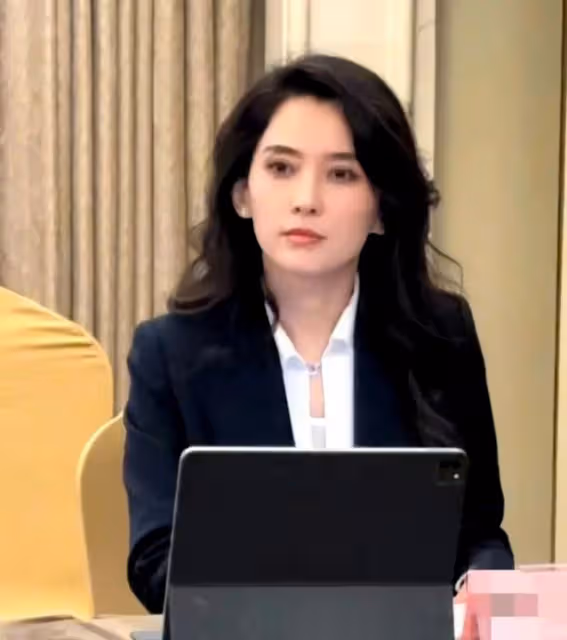 新疆美女李巧火了!她長相酷似李富真,又像胡慧中,顏值不輸明星