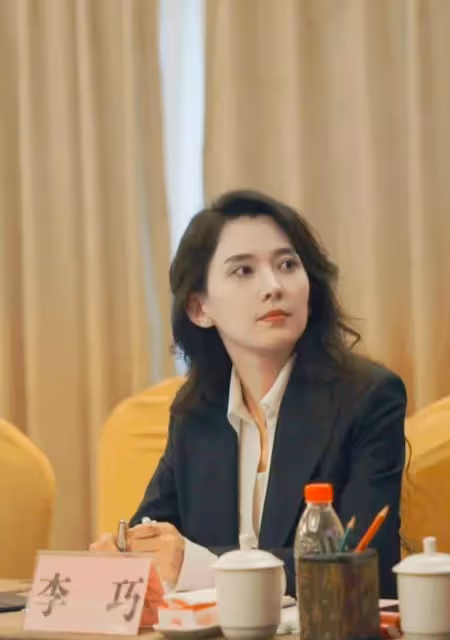 新疆美女李巧火了!她長相酷似李富真,又像胡慧中,顏值不輸明星