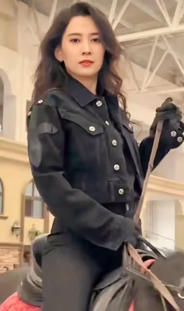 新疆美女李巧火了！她長相酷似李富真，又像胡慧中，顏值不輸明星
