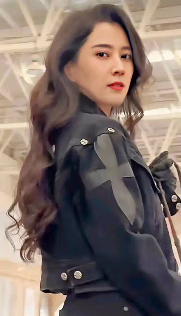 新疆美女李巧火了！她長相酷似李富真，又像胡慧中，顏值不輸明星