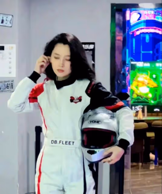 新疆美女李巧火了！她長相酷似李富真，又像胡慧中，顏值不輸明星