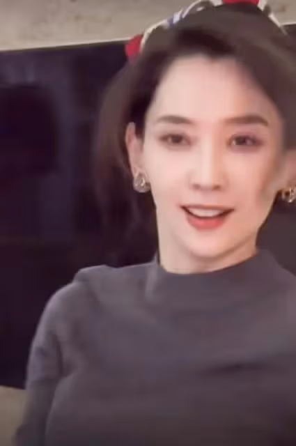 新疆美女李巧火了！她長相酷似李富真，又像胡慧中，顏值不輸明星