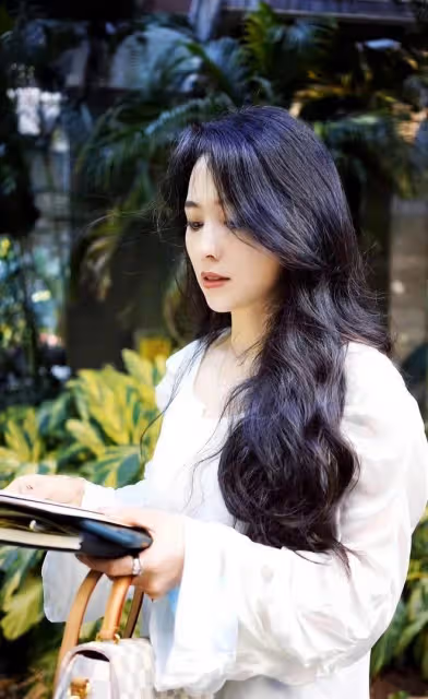 新疆美女李巧火了！她長相酷似李富真，又像胡慧中，顏值不輸明星