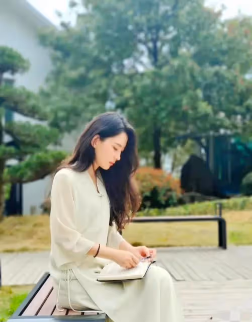 新疆美女李巧火了！她長相酷似李富真，又像胡慧中，顏值不輸明星