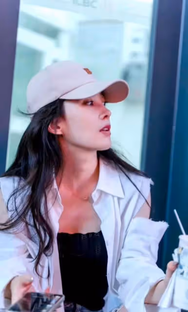 新疆美女李巧火了！她長相酷似李富真，又像胡慧中，顏值不輸明星