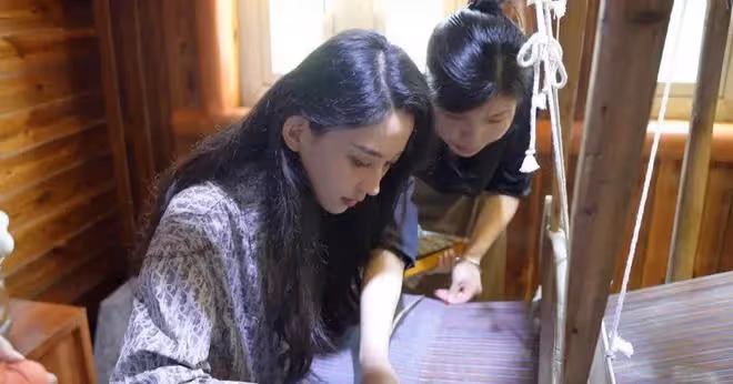 新疆美女李巧火了！她長相酷似李富真，又像胡慧中，顏值不輸明星