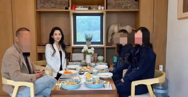新疆美女李巧火了！她長相酷似李富真，又像胡慧中，顏值不輸明星