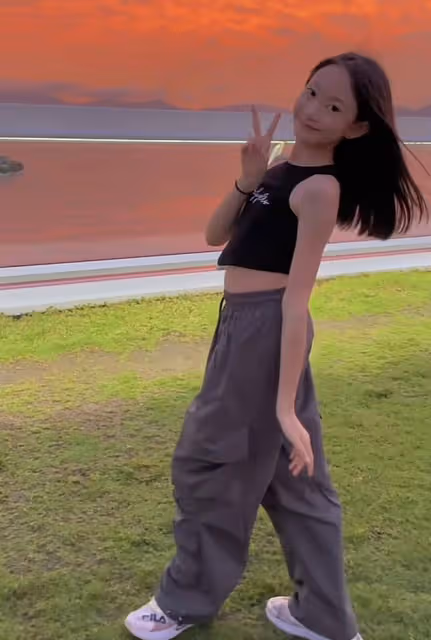 李小鵬曬11歲女兒熱舞,奧莉穿露臍裝引爭議,被指顏值不如小時候
