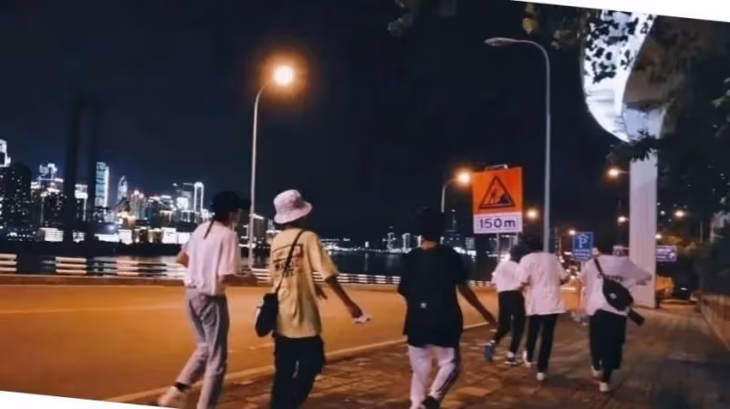 丁程鑫在重慶跑了一公里只為趕上張真源的生日出鏡，神仙兄弟情