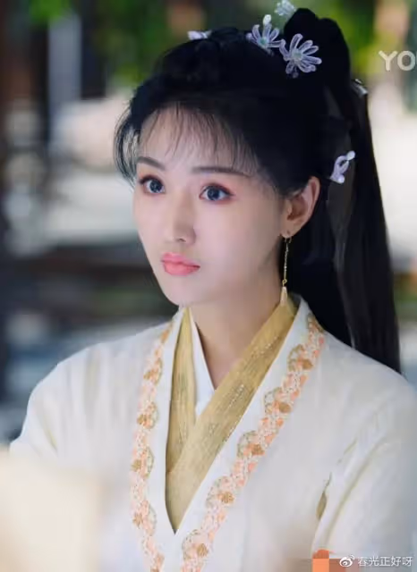 熱度未蹭到反被嘲,於正女演員酷似鄭爽,口型奇怪氣質一言難盡!