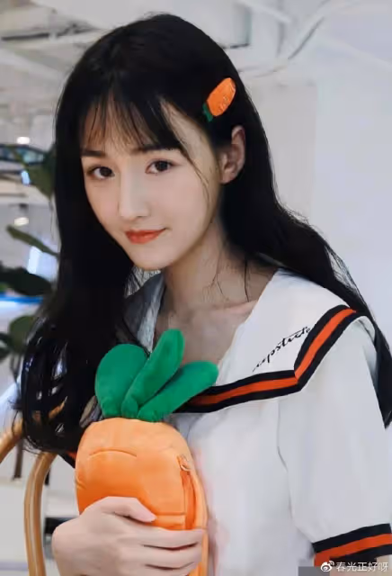 熱度未蹭到反被嘲,於正女演員酷似鄭爽,口型奇怪氣質一言難盡!