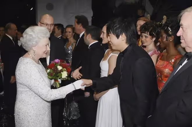 郎朗揭秘參加英王加冕禮細節!與威廉王子摟腰,曾令國王感動含淚