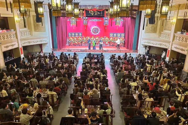 郭德綱老婆演出,染綠頭髮容貌大變,郭麒麟忙叫媽彎腰遞水顯謙卑