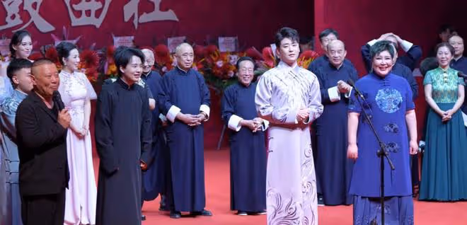 郭德綱老婆演出,染綠頭髮容貌大變,郭麒麟忙叫媽彎腰遞水顯謙卑