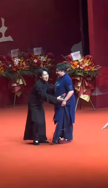 郭德綱老婆演出,染綠頭髮容貌大變,郭麒麟忙叫媽彎腰遞水顯謙卑