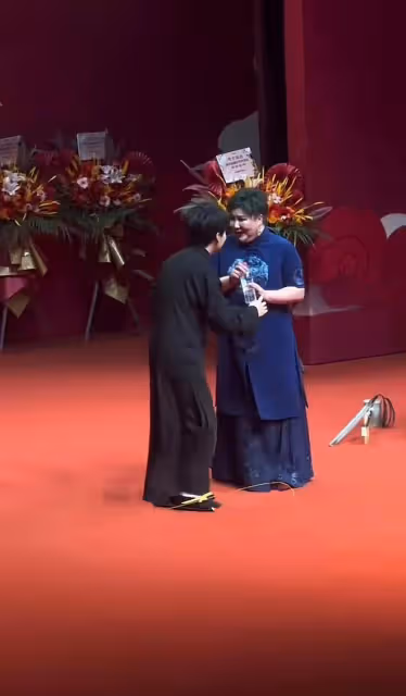 郭德綱老婆演出,染綠頭髮容貌大變,郭麒麟忙叫媽彎腰遞水顯謙卑